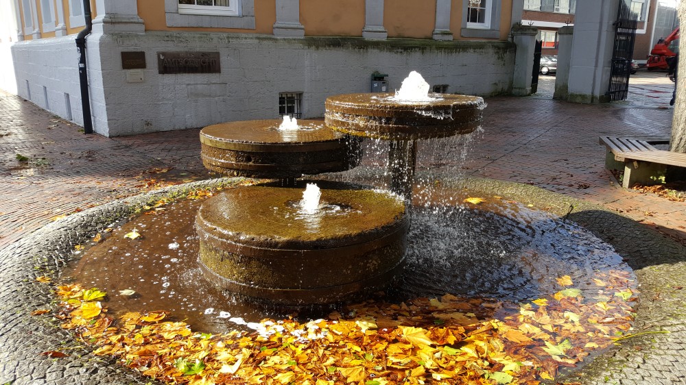 Handwerk in Lingen - Brunnen aus Mühlsteinen am Lingener Amtsgericht