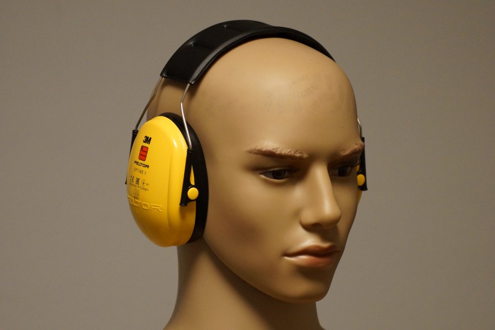 Gehörschutz Test - Gelbe Schützer aufgesetzt.