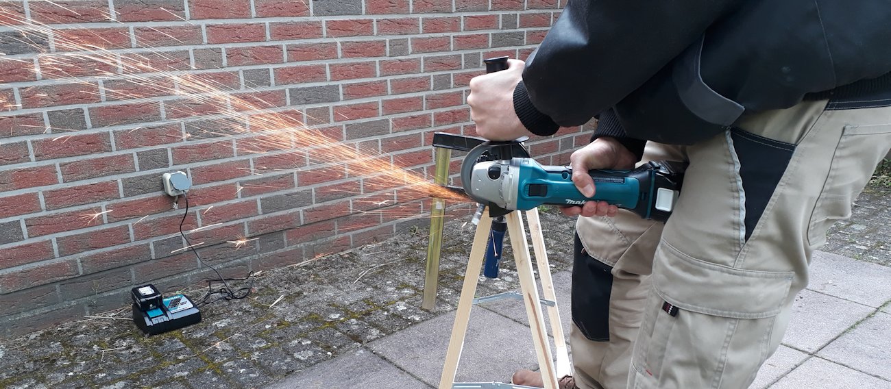 Makita DGA452Z im Praxistest beim Schneiden von Eisen